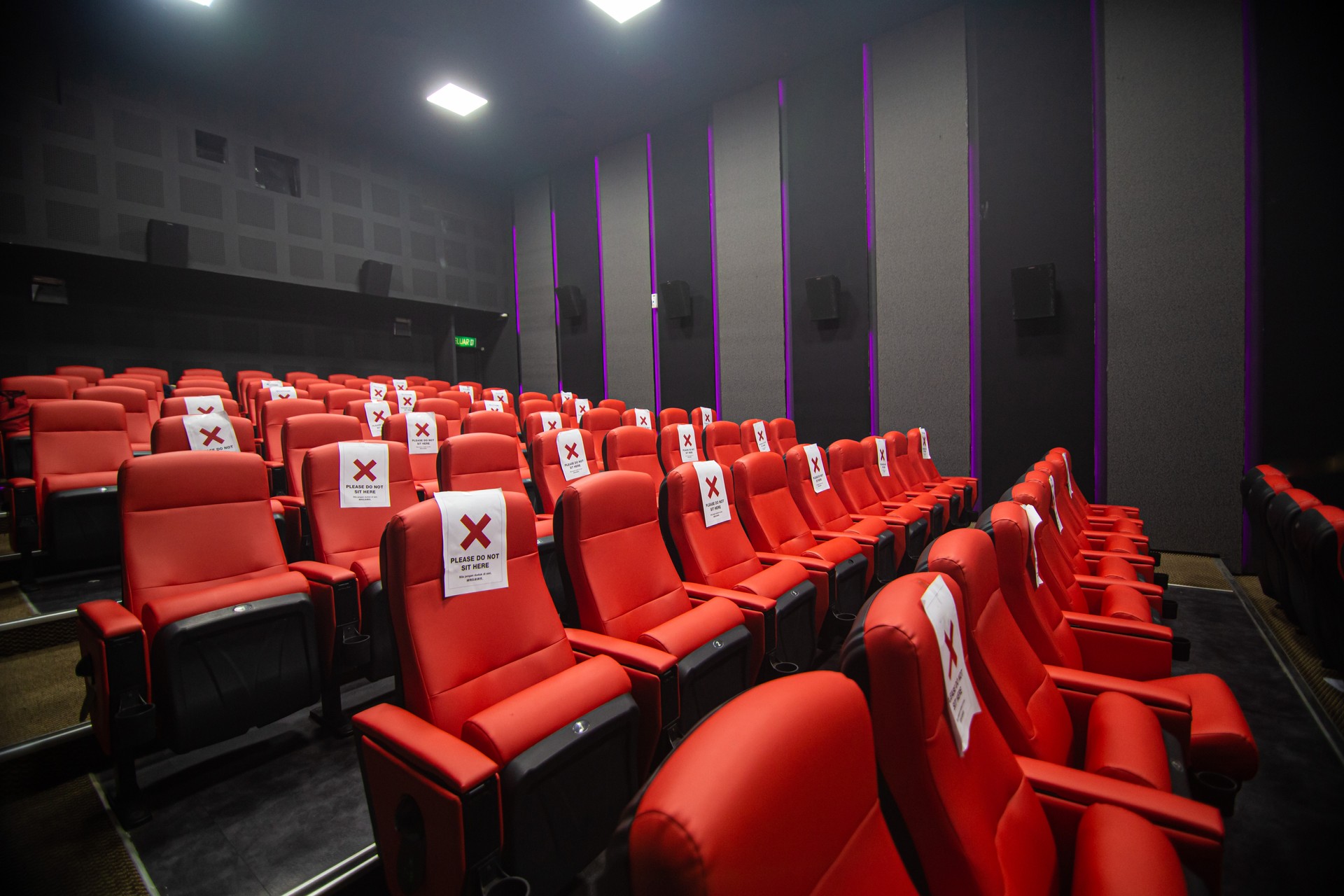 Plan large, salle de cinéma avec chaise de couleur rouge, pas de gens