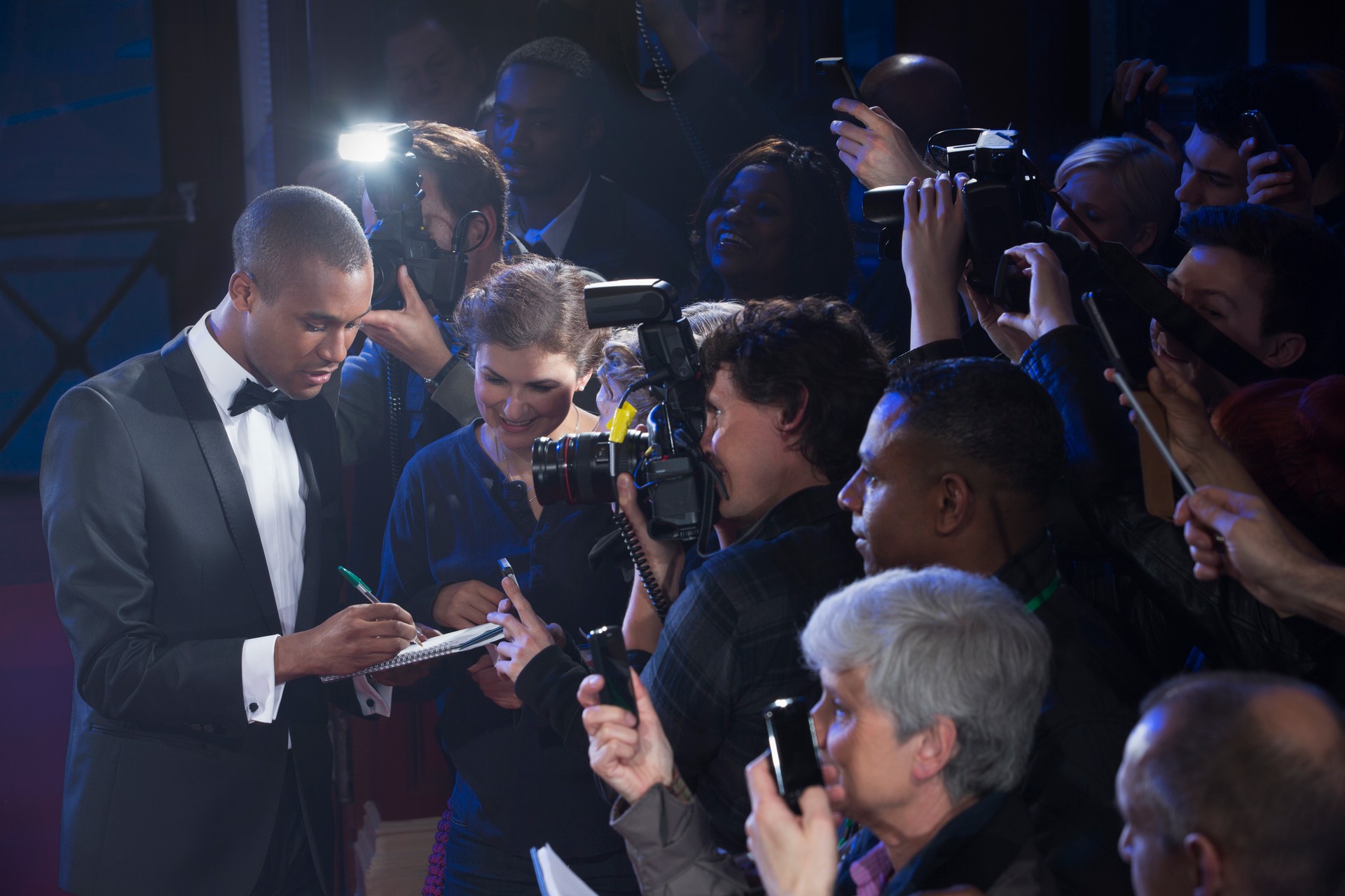 Bien habillés pour hommes célèbre la signature des autographes de tapis rouge